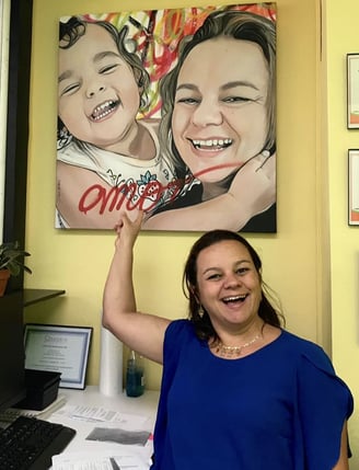 "Detalhes intrincados e elementos POP em uma pintura personalizada cheia de vida."