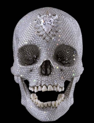 Obra de Damien Hirst com caveira ornamentada coberta de diamantes.