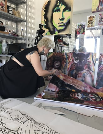 Amanda Amorim segura uma de suas peças de arte indígena, pronta para a exposição.