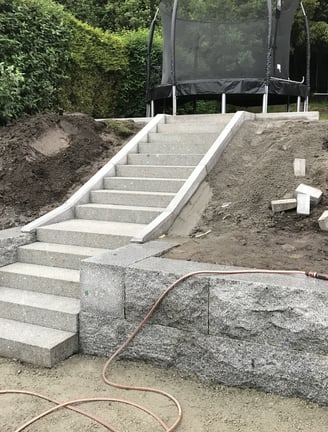 trapp opp til terrasse av granitt stein