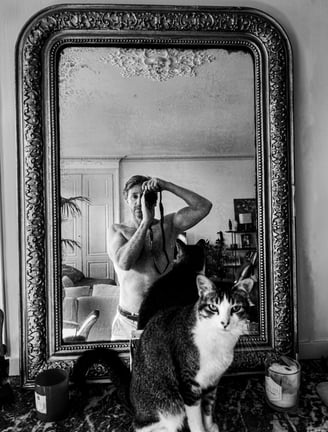 Le photographe Gigi Darkeauty avec un chat
