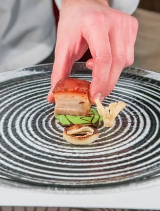 chef che assembla il proprio piatto
