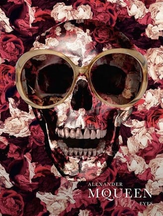 Lenço 'Skull Scarf' de Alexander McQueen com estampa de caveiras icônicas.