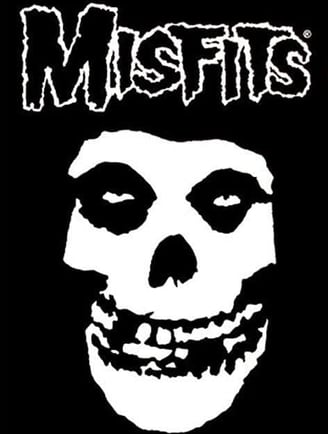 Capa do álbum 'Walk Among Us' do Misfits com caveira punk icônica.