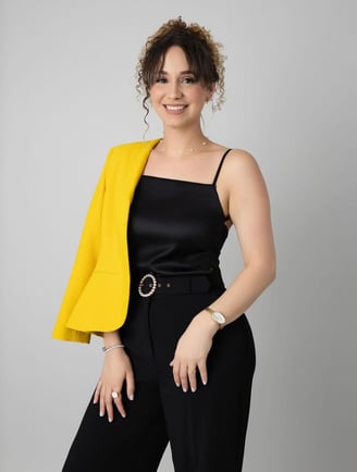 Mujer vestida de negro y  amarillo.