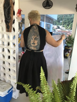 Ateliê de Amanda Amorim com obras em progresso refletindo influências culturais indígenas.