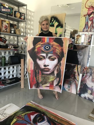 Amanda Amorim trabalha em sua oficina em uma vibrante pintura inspirada na cultura indígena.