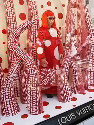 artista japonesa Yayoi Kusama e a Louis Vuitton trouxe uma estética única para as passarelas.