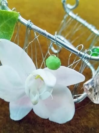 Brățară decorativă cu sârmă, orhidee albă, frunză de iederă și mărgele verzi.