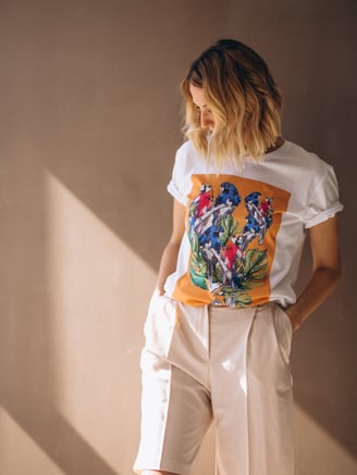 Melhor vestindo camiseta personalizada com estampa colorida.