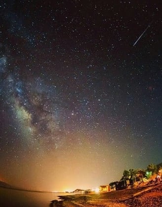 Oktobernatt på stranden i Egypt med klar stjernehimmel 