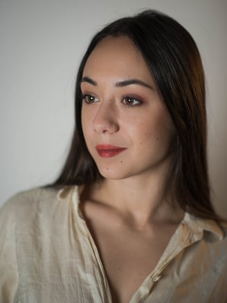 a woman with a white shirt and a white shirt