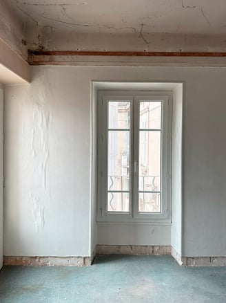Studio en rénovation dans une maison de maître à Avignon – vue sur cour depuis l’intérieur