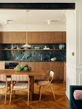Rénovation haut de gamme d'un appartement haussmannien à Paris, design intérieur moderne