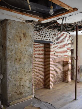 Cheminée et mur en briquettes et galets du gave de Pau, à préserver dans un projet de rénovation Pau