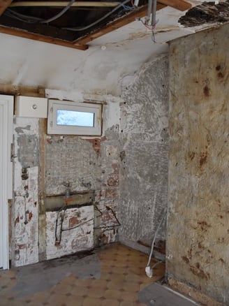 Coin cuisine à rénover dans un duplex à Pau, état avant travaux