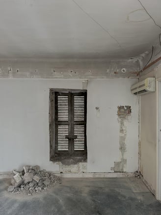 Mur ancien et volets d’origine en cours de rénovation dans un studio meublé haut de gamme à Avignon