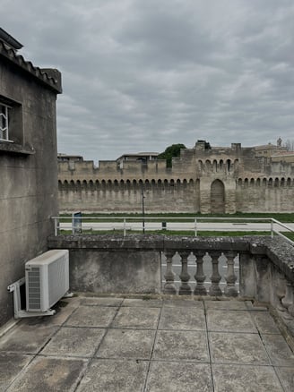 Vue imprenable sur les remparts d’Avignon depuis la terrasse d’un studio en rénovation