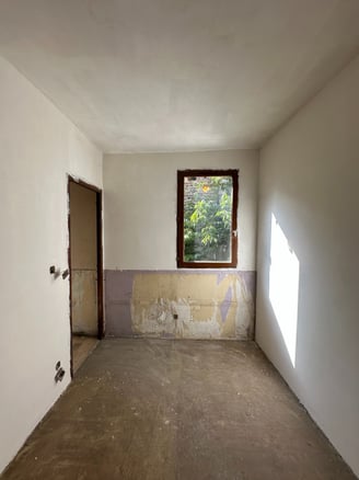 Chambre ensoleillée avec vue sur la cour intérieure dans un appartement à Pau