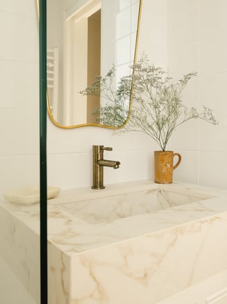 Vasque en marbre Calacatta Brecciato sur mesure avec miroir Gio Ponti dans une salle de bain à Paris