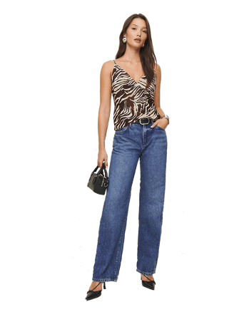 femme en jean tient un sac