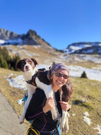 randonneuse et son chien