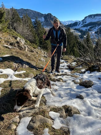 randonnée avec son chien en laisse