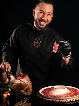 Imagen de Adrián Laynez cortando jamón