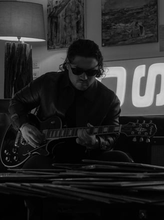 Un jeune homme jouant de la guitare