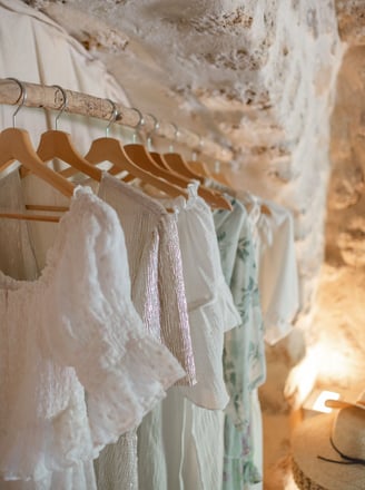 photo du dressing, des robes de grossesses, pour femme enceintes proposé par le studio des 4 saisons