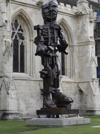 Eduardo Luigi Paolozzi foi um artista escocês, conhecido por suas esculturas e artes gráficas.