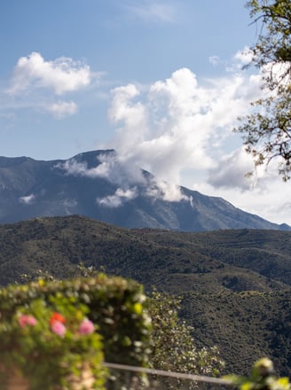 Mountain views wrapped in clouds, seen from Finca Santa Katerina