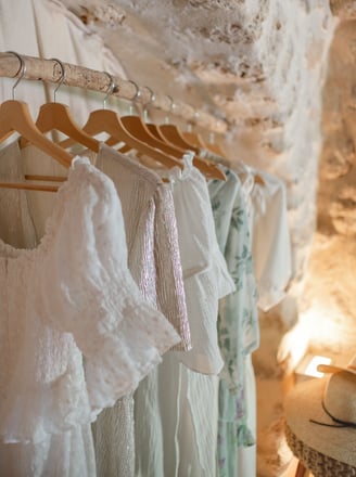 photo du dressing, des robes de grossesses, pour femme enceintes proposé par le studio des 4 saisons