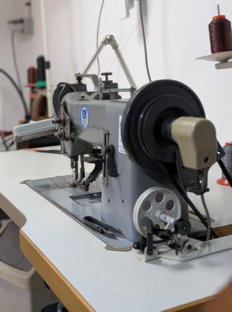 Une machine à coudre dans une pièce, illustrant l’espace dédié à la couture