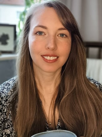 Janina Jaeckel begleitet hochsensible Mütter aus der Reizüberflutung