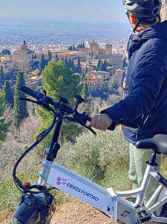Ebikes tours in Granada. Ebikes Fortwo