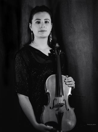Lidia Plana viola player and freelance musician