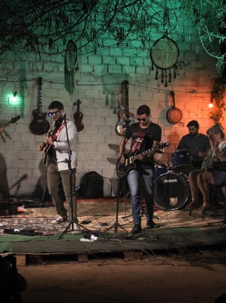 Banda Imigrantes agitando o palco com músicas de Alceu Valença e Chico Science.