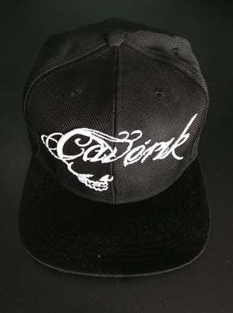 Streetwear autêntico: Novo boné da Cavérik com elementos de pixação e cores vibrantes.