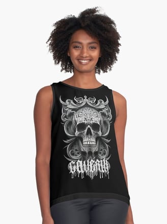 Camiseta feminina preta com design de grafite e elementos urbanos.