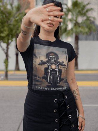 Camiseta da Cavérik com grafite urbano em destaque.