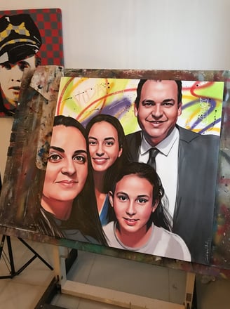 Obra de arte vibrante mostrando uma família reunida, realizada em técnicas de Pop-Art