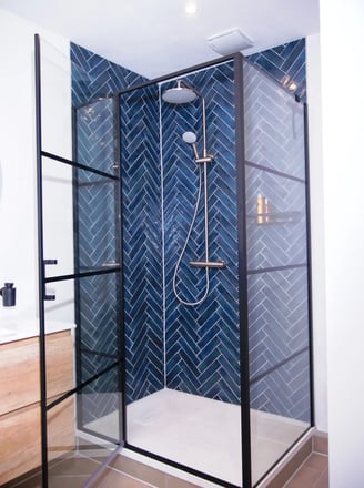 Douche betegeld in blauw visgraat motief