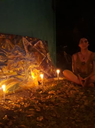 Naía devant la peinture terminée au final du festival femear