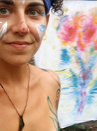 Selfie de Naía en face de sa peinture pour l'évenement jambazarte das minas