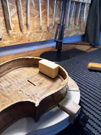 restauro de violino, antigo