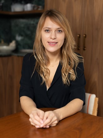 Portrait de Natalia Wronska architecte d’intérieur à Paris, spécialisée dans le design haut de gamme