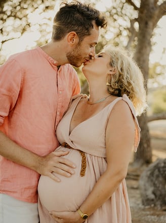 Photo de couple pendant une séance photo de grossesse