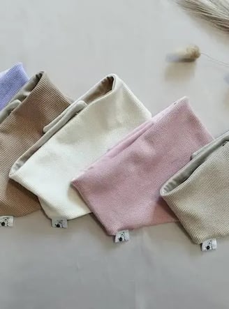 Rankų darbo siūtos kaklaskarės su spaudėmis