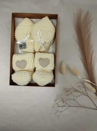 Dovanų rinkiniai pirštinytės ir tapukai kūdikiams